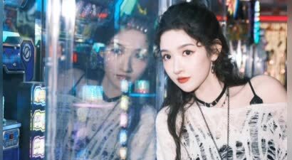 王玉雯米白镂空毛衣造型复古感拉满 梦回千禧年街头