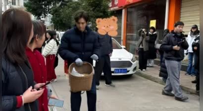 钟汉良在成都农村摆摊！皮肉松垮白发遮不住，蹲街边卖菜像小老头