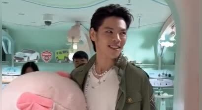 向佐为郭碧婷买了个巨型猪公仔，笑着说“买给我老婆，我老婆属猪的”