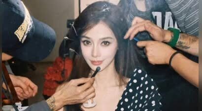 杨颖穿紫粉撞色礼服秀蛮腰 清冷明艳超吸睛