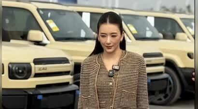 39岁方媛刚出月子就户外站台，被狂风吹得脸红，为了工作也太拼了