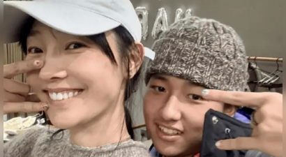 白百何晒与大儿子元宝合照 母子二人秀同款美甲