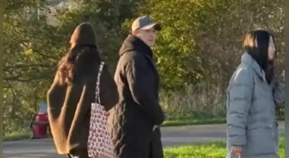 胡可14岁儿子晒留学生活，住60平套房有两面墙衣柜，吃火鸡面解馋