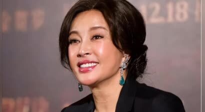 75岁刘晓庆杀疯了！短剧硬演14岁少女，拍吻戏更引全网炸锅