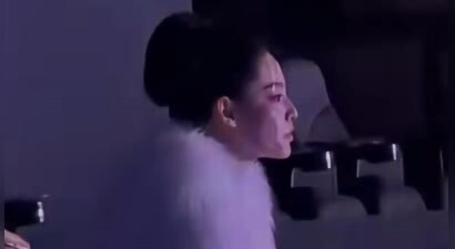 38岁张嘉倪暴瘦十斤，穿皮草衣看Ella演唱会，浪姐搭档陈意涵也在