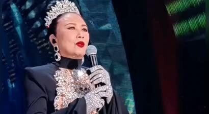 78岁连路都走不稳还开演唱会，全网骂声一片，她却扬言回馈粉丝