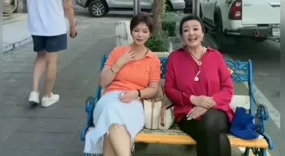 汪小菲夫妇陪俩娃吃晚饭！玥儿说想马筱梅了，带超多零食去很开心