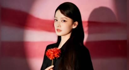 李沁穿黑衬衫优雅灵动 垂眸浅笑温柔又治愈