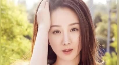 和蒋欣相恋多年，他转身娶了小4岁娇妻，如今妻子和他红透半边天