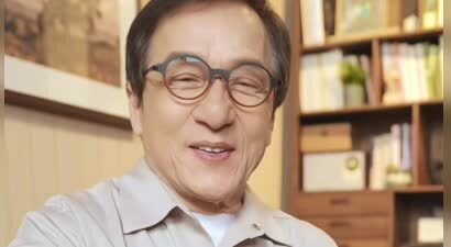 70岁成龙入驻某社交平台：自曝患病已久，两鬓斑白太心疼，姚晨留言