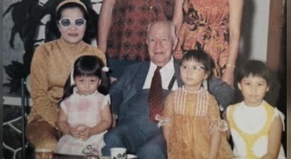 何鸿燊二房三代同堂照曝光，幼年何超琼像何超莲，与爷爷坐在一起