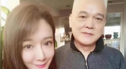 原来他俩是父女，女儿是美女演员，父亲是老戏骨，他68岁仍是单身