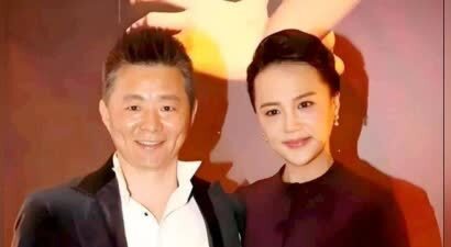 王宏伟娶小13岁钢琴家，结婚17年，他已显老态，妻子仍貌美如花