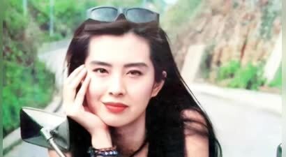 王祖贤抖音首秀炸屏！59岁状态惊艳，33年前的举动，终于被扒光！