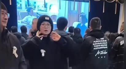 魏文彬追悼会！李维嘉、吴昕、汪涵现身上百人跪地磕头送别太震撼