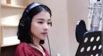 她是女高音歌唱家，一婚嫁大26岁魏文彬，二婚嫁师鹏生一女很幸福