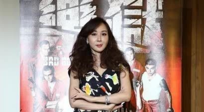 萧蔷穿包臀裙狂凹造型，年过半百美貌身材依旧在线