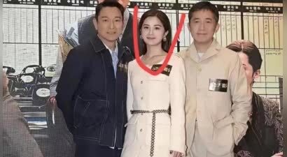 和巨星一起她居然能站在c位，她是谁呀？旁边可是刘德华和梁朝伟