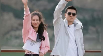 43岁黄圣依和闺蜜庆生，穿闪片毛衣留披肩发好醒目，离婚后美回30岁