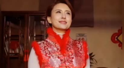 46岁张蕾北京四合院过大年，穿红衣剪窗花贴春联，老公是普通商人