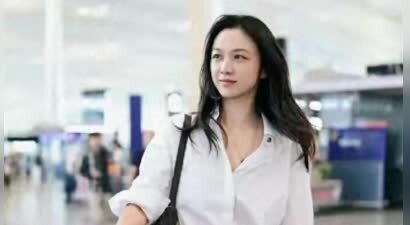 46岁汤唯真的好奇怪，皮肤白白嫩嫩，眼角含笑，韵味十足状态绝了