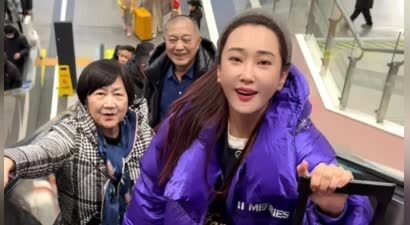 杜若溪带上海公婆回娘家，肉肉穿雪地鞋留披肩发很酷，坐18小时绿皮车不喊累