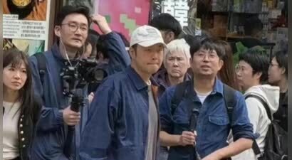 杜海涛香港街头瘦到认不出！撞色穿搭超时髦，婚后逆袭成型男