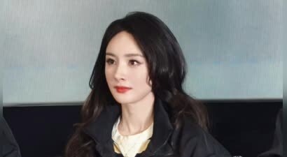 杨幂刘诗诗时隔多年同框宣发，刘诗诗贴心为杨幂递话筒，16年从亲密无间到渐行渐远，再到破冰回归