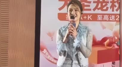 54岁知名女星大年初三复工，穿短裙商演看着都冷，为赚钱谋生太拼命