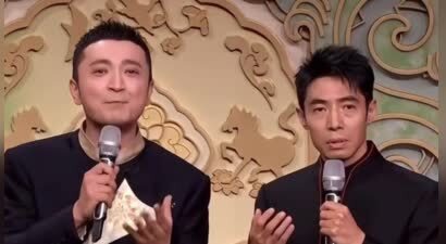 撒贝宁携妻儿回武汉，躬身和网友合影数他最高，穿厚底鞋得有180