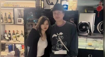 46岁黄宗泽在香港超市购物被偶遇，他的打扮好奇怪，裤子太难看了