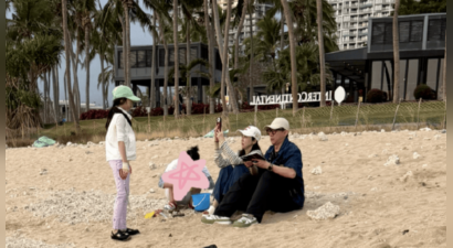 董璇张维伊带女儿沙滩抓螃蟹！一家三口同框超温馨