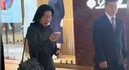 63岁何超琼素颜逛商场！背18年老包不换，身后4人跟随，气质依旧