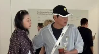 范志毅夫妇法国度假，小17岁老婆穿白T配阔腿裤，打扮洋气高又美