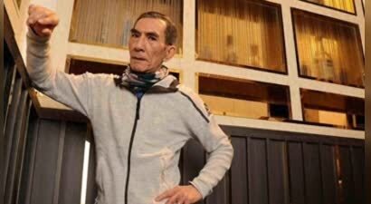 香港知名演员瘦成纸片人，不存钱不买房，和妻子生四个女儿