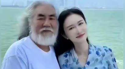 张纪中带着妻子一家人游玩，丈母娘首次曝光，妻子一起合影像女儿