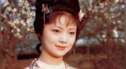 60岁张莉近况曝光！曾因投资失败暴瘦20多斤，未婚未育却过得惬意