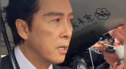 62岁甄子丹现身两会被围堵，称被春晚机器人震撼到了：我可能打不过