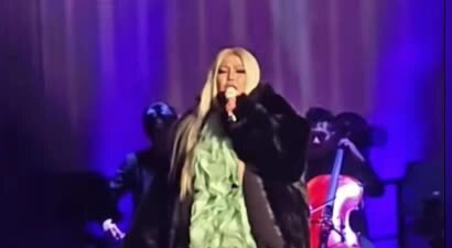 53岁张惠妹返乡被挤爆，超大钻戒引猜测，男友全程陪同显霸气