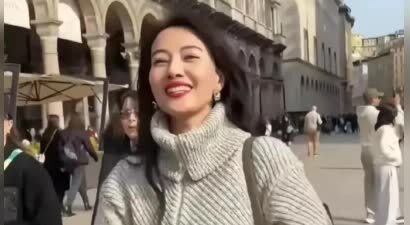 46岁高圆圆米兰街头放飞！没人认出素颜狂拍，生图状态看呆路人