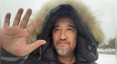 王茜华夫妇北京赏雪，56岁沈航满脸皱纹老年斑，俩人真不像两口子