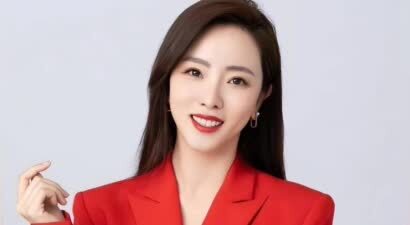 40岁李思思近况：离开央视后在北京站台哽咽，没有主持人架子