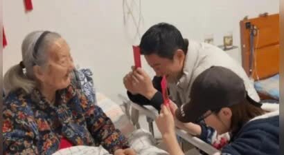 51岁吴京陪老婆谢楠回娘家，给奶奶过103岁生日，夫妻俩跪地祝寿