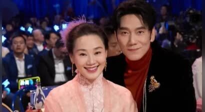 林依轮54岁妻子山里采蘑菇，脸年轻得不像话，头上白发却暴露年龄