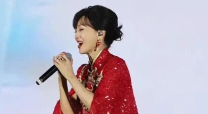 镜头没给她余地，赵雅芝商演生图火了，腋下褶皱曝光