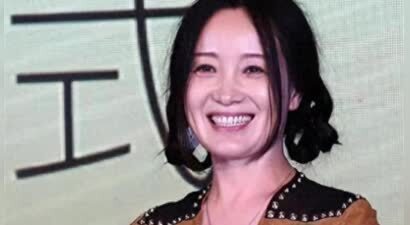 她连续5次上春晚，私下却和恩师同居怀孕被骗流产，现在57岁单身