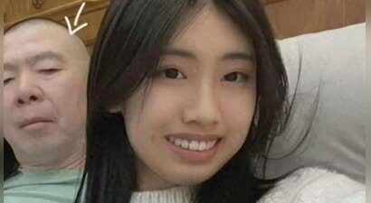 和继女亲密贴脸照不到1个月，冯小刚高调官宣新身份，再陷争议