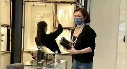 关之琳商场购物买包，穿着简单也难盖女神气质！