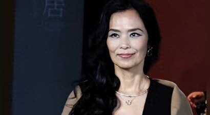 62岁韦唯走红毯，被网友批评，穿着不得体太暴露，体态太臃肿