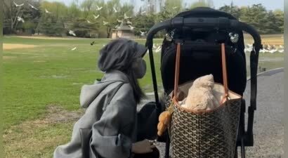 何穗晒公园遛娃日常！怀抱儿子盆骨前倾明显，半岁宝宝已有大长腿